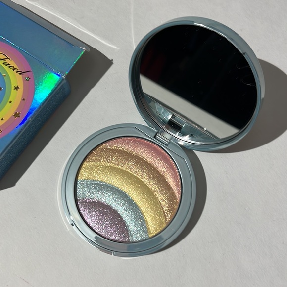 Too Faced Rainbow Strobe rainbow effect highlighter BRAND NEW IN BOX - Picture 4 of 7